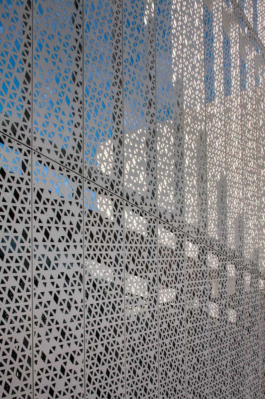 白色镂空雕花铝单板-巴拿马钻石交易所大楼案例-2.jpg